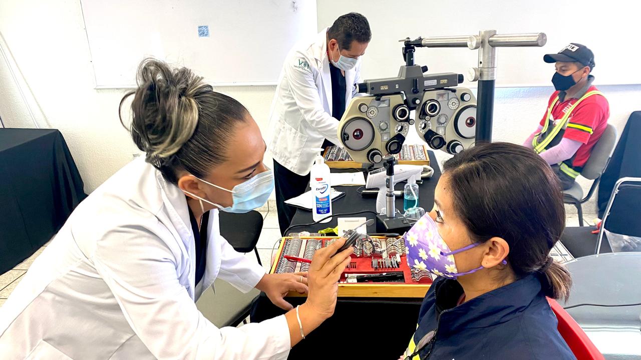 Doctora revisando paciente